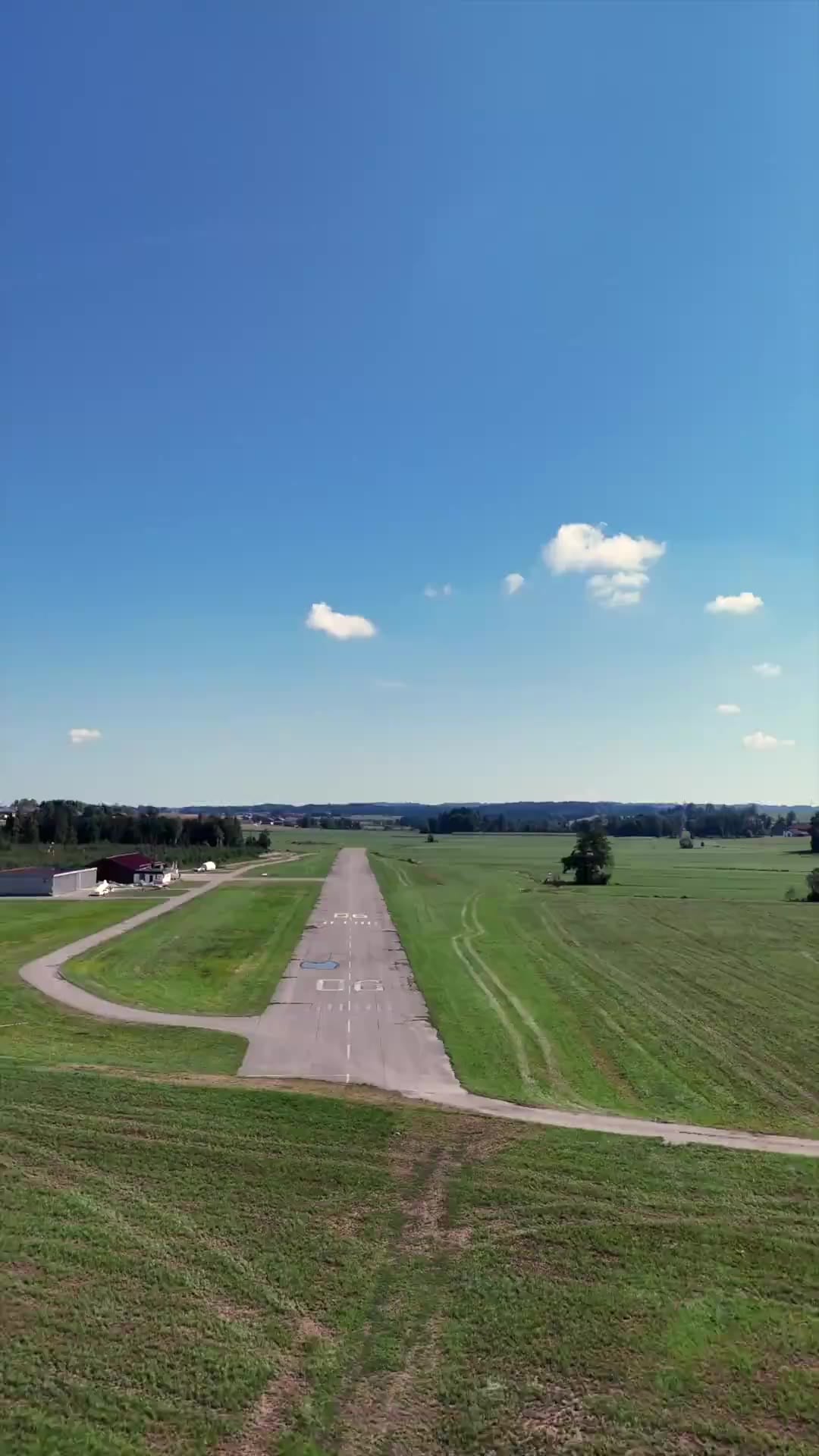 Luftaufnahme Sonderlandeplatz Vogtareuth EDNV – Piste 06 mit Segel- und Motorflugzeugen