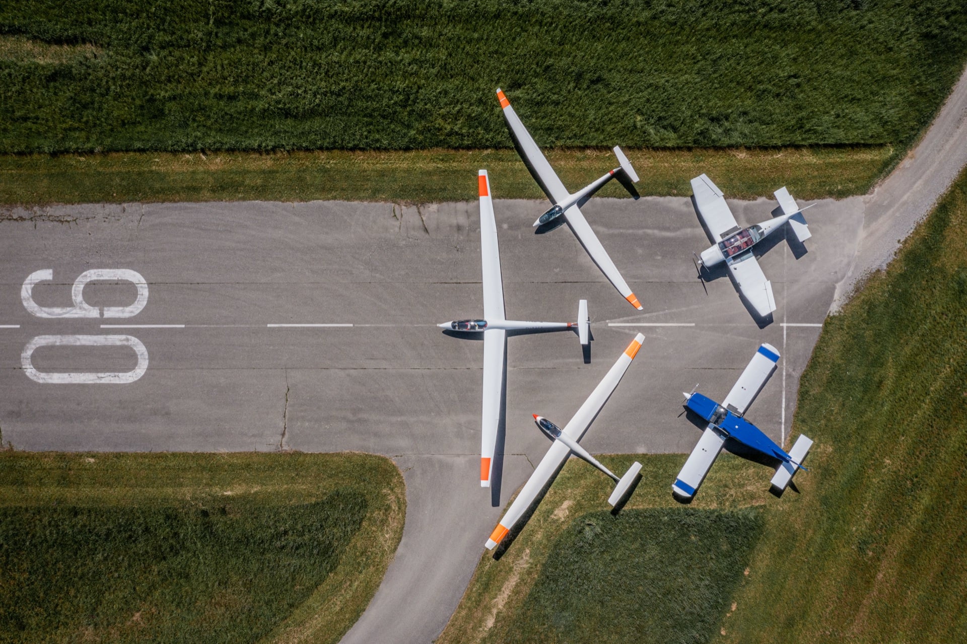 Luftaufnahme Sonderlandeplatz Vogtareuth EDNV – Piste 06 mit Segel- und Motorflugzeugen